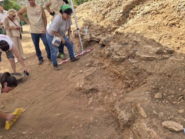 Las excavaciones en Las Fortalezas del Rey Lobo sacan a la luz una tercera muralla de 54 metros y un enterramiento