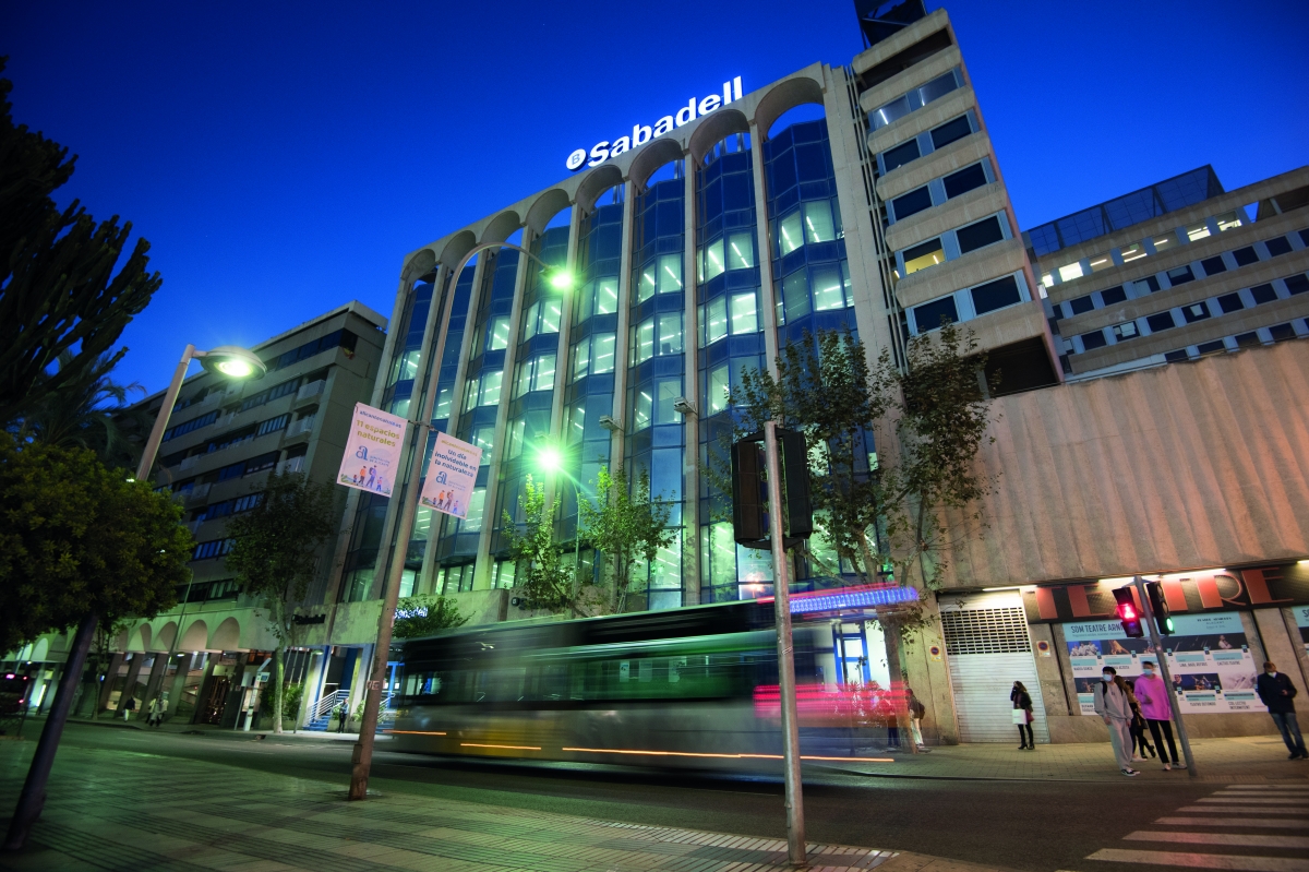Sede de Banco Sabadell en Alicante, en 2021 - FOTO: Rafa Molina Sede de Banco Sabadell en Alicante, en 2021