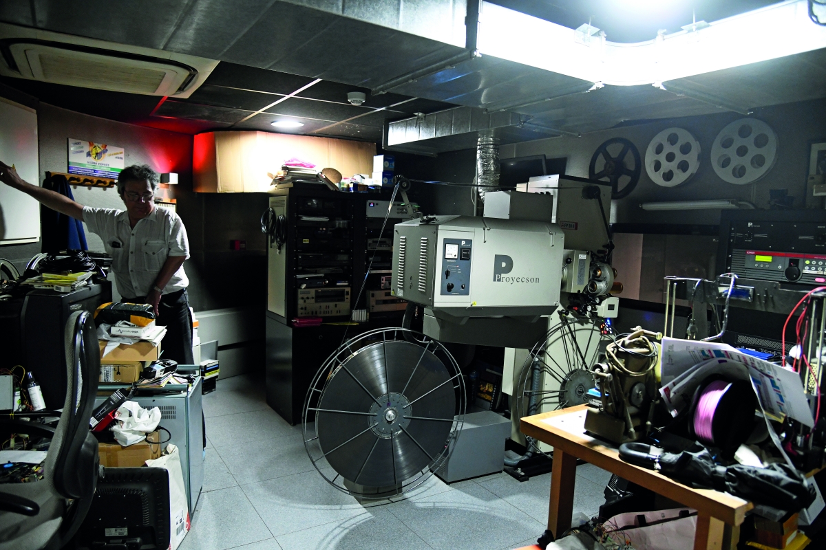 Miguel Vivó, proyeccionista de la sala de La Filmoteca Valenciana. - Daniel García-Sala Miguel Vivó, proyeccionista de la sala de La Filmoteca Valenciana.