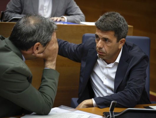 Las estrategias de Abascal y Feijóo arrastran a unos líderes territoriales que proclamaban estabilidad 