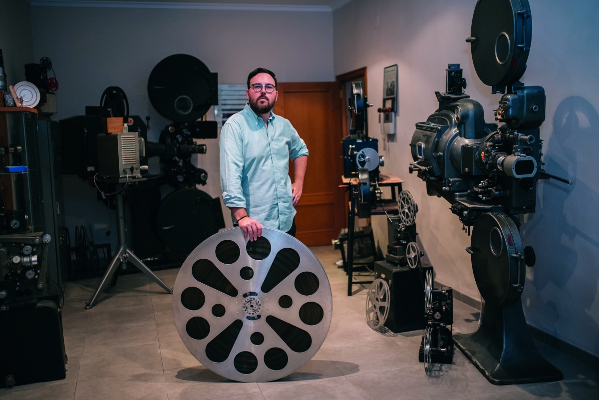 Yuri Aguilar, coleccionista de películas y proyeccionista - Kike Taberner Yuri Aguilar, coleccionista de películas y proyeccionista