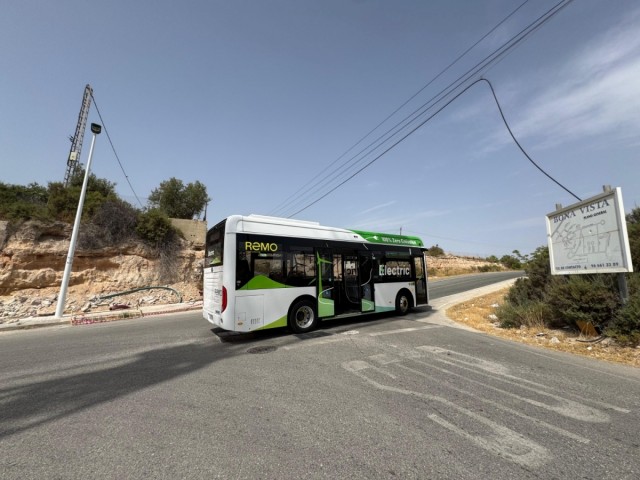 Elche prueba autobuses eléctricos para extender el transporte urbano a las pedanías del norte