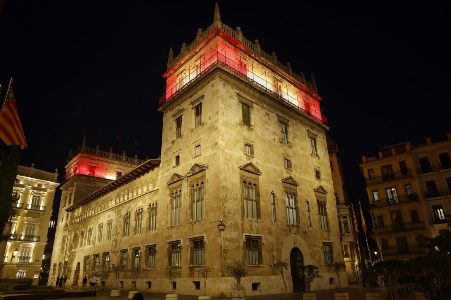 El Palau de la Generalitat y estaciones de metro se iluminan con la bandera de España por la final del Mundial