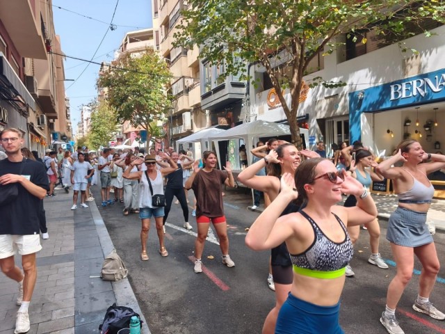 La calle Quintana de Alicante promueve el comercio local y el deporte en una jornada lúdica