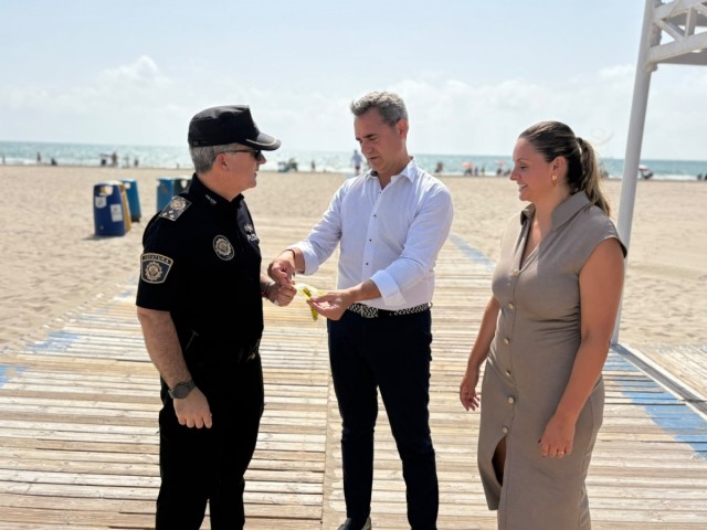 Los chiringuitos de las playas de Castelló repartirán las pulseras identificativas para evitar la pérdida de menores