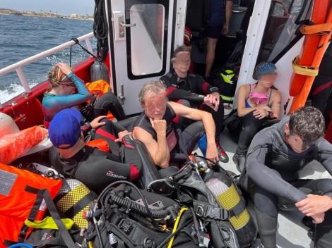 Rescatadas sanas y salvas 11 personas tras el hundimiento de un catamarán en Tabarca