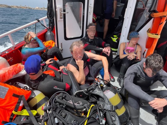 Rescatadas sanas y salvas 11 personas tras el hundimiento de un catamarán en Tabarca