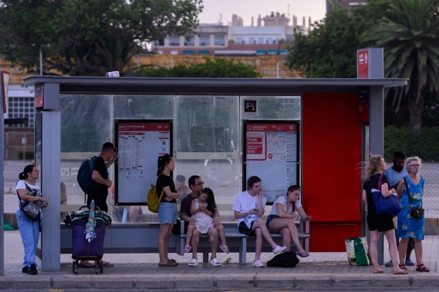 Autobuses llenos que pasan de largo: los cortes en Metrovalencia y el auge turístico saturan una EMT ya al límite