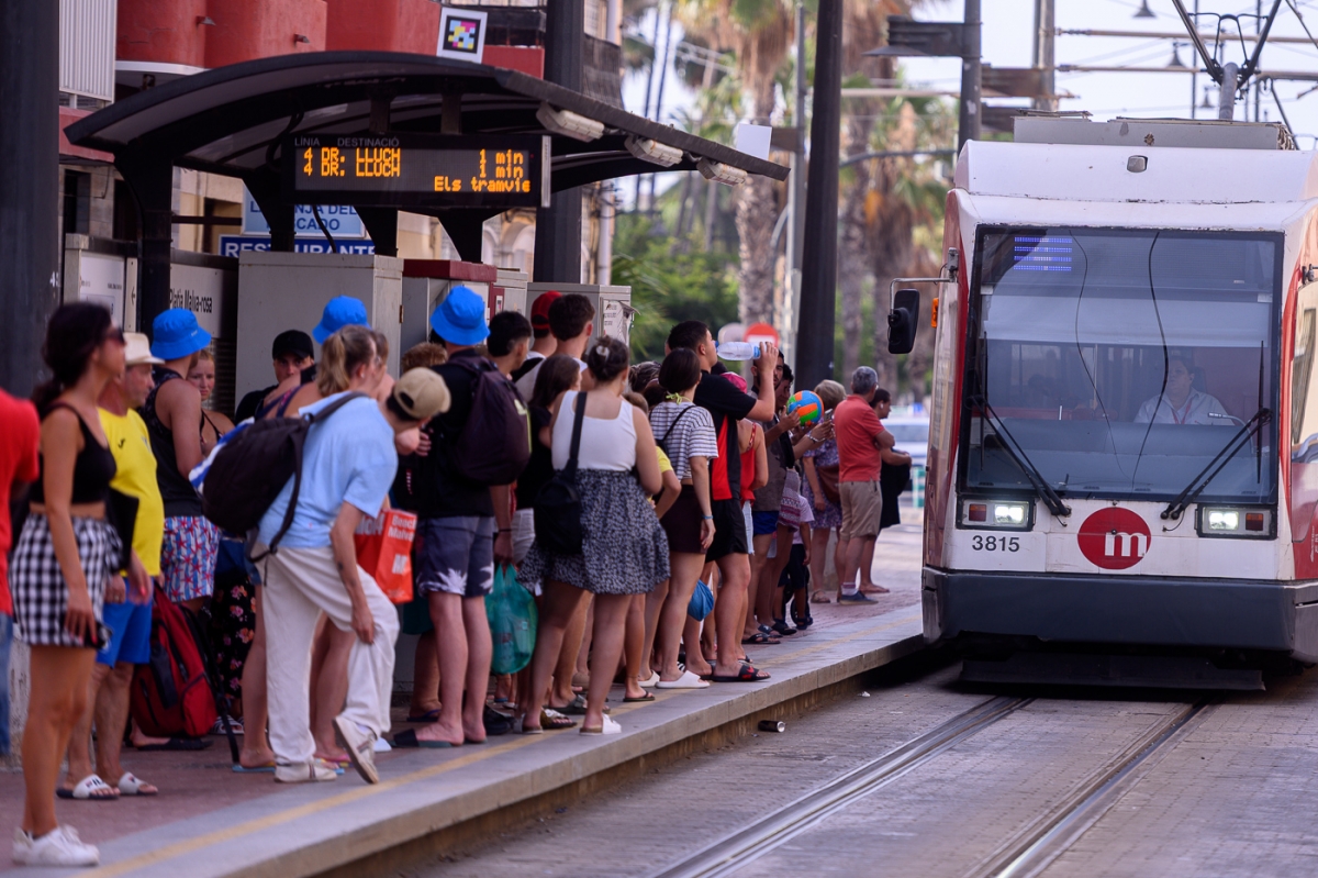 Parada del tranvía de Metrovalencia. - Foto: KIKE TABERNER Parada del tranvía de Metrovalencia.