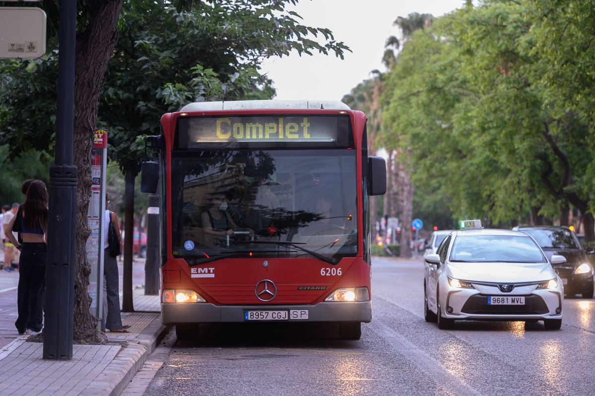 Autobús de la EMT con el cartel de completo. - Foto: KIKE TABERNER Autobús de la EMT con el cartel de completo.