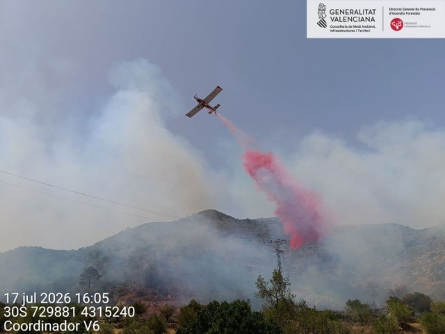 Extinguido el incendio de Llutxent iniciado el viernes desde una planta de biomasa y pasó a terreno forestal
