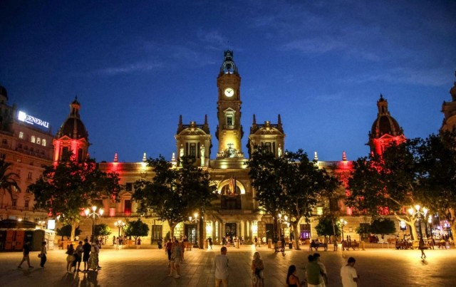 València se prepara para la final del Mundial: bandera en fuentes y edificios y pantalla gigante en el Ayuntamiento