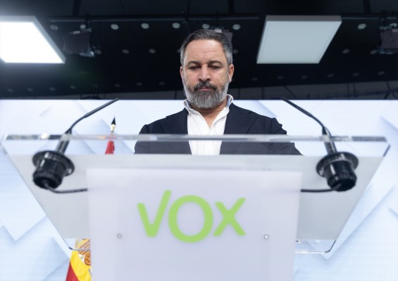 Abascal sacrifica los gobiernos autonómicos para apuntalar su estrategia nacional contra Feijóo