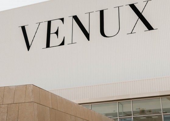 STN invierte 60 millones en Venux y prevé producir en la nueva planta 3,5 millones de m2 al año