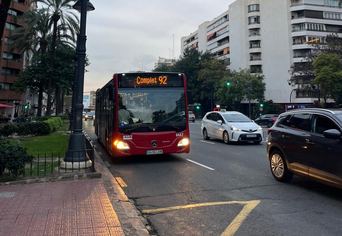 Autobús de la 92 con el cartel de Completo - Foto: VP Autobús de la 92 con el cartel de Completo