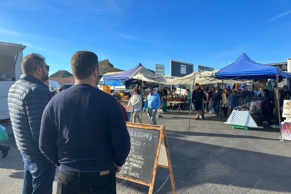 Comercio busca el consenso entre los vendedores del mercadillo de Cabo de Palos, pero apuesta por una ubicación definitiva

