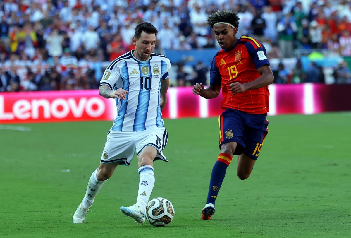 Leo Messi y Lamine Yamal, en un lance del partido. - Foto: EFE/EPA/CHRISTOPHER NEUNDORF Leo Messi y Lamine Yamal, en un lance del partido.