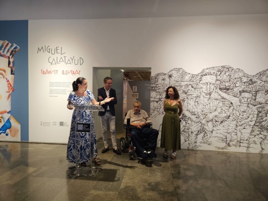 Beldjilali anima a visitar la exposición de Miguel Calatayud, 