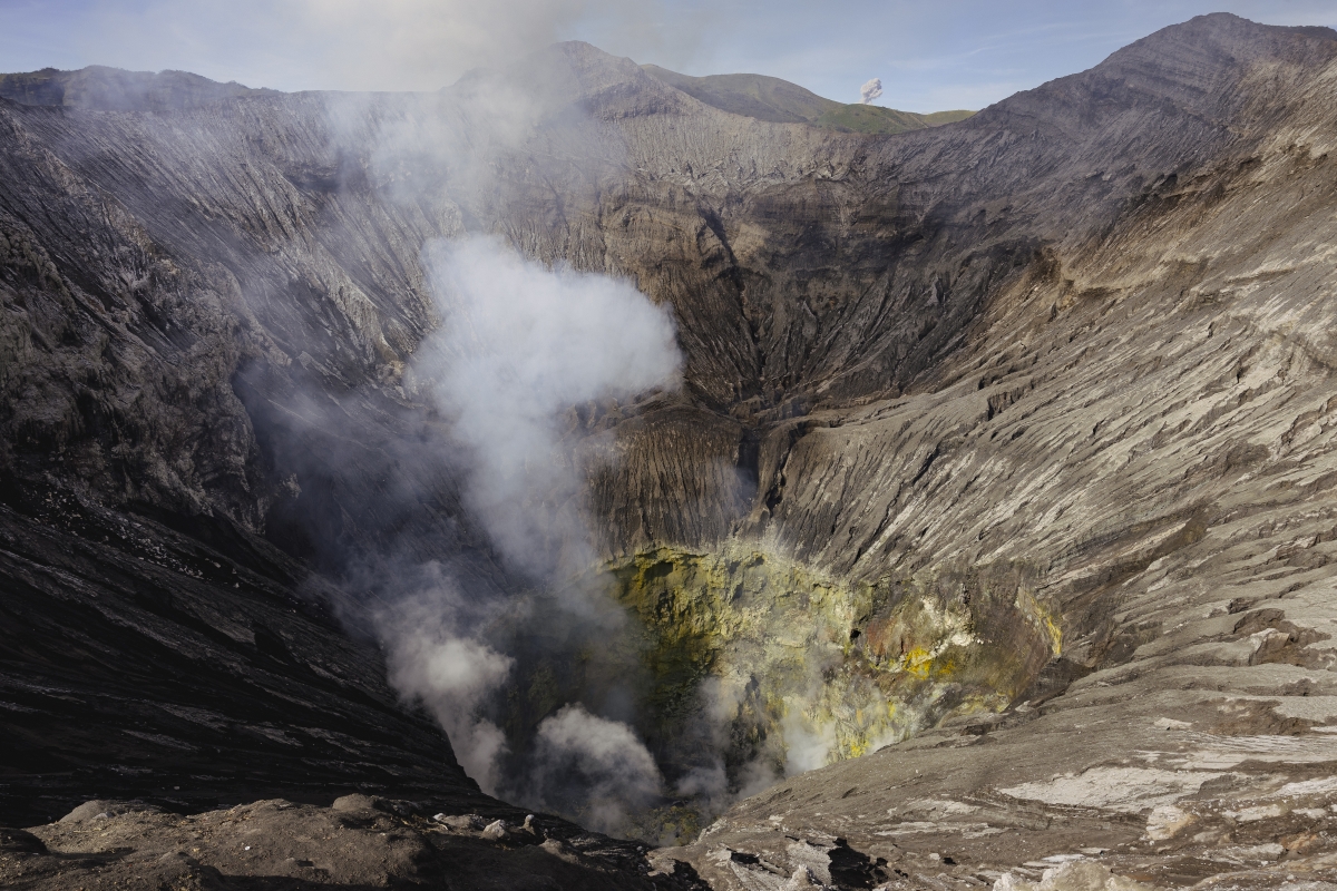 La fumarola constante que emite el cráter del Monte Bromo. - Olga Briasco La fumarola constante que emite el cráter del Monte Bromo.
