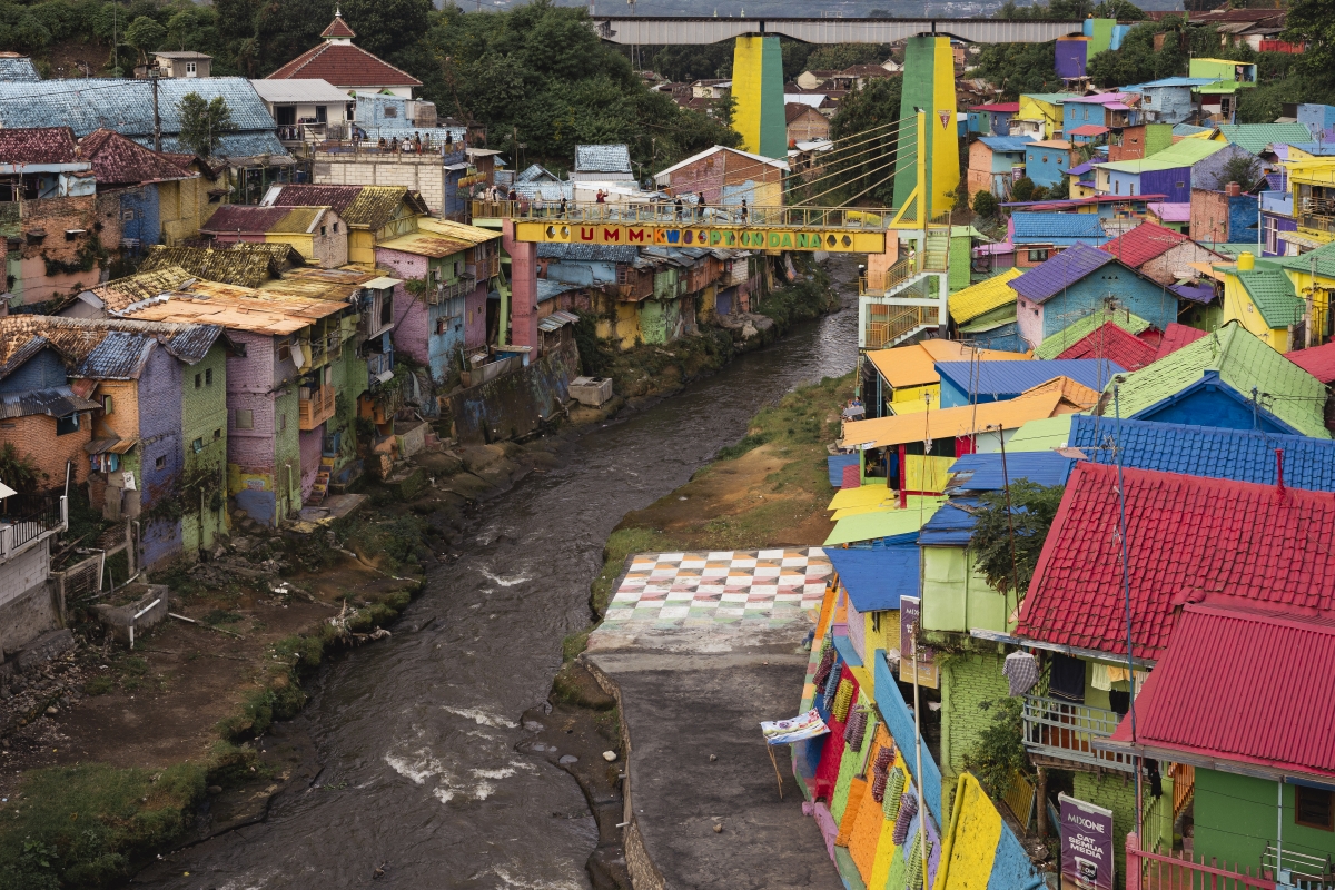 Vista de Kampung Pelangi el pueblo arocíris de Indonesia. - Olga Briasco Vista de Kampung Pelangi el pueblo arocíris de Indonesia.