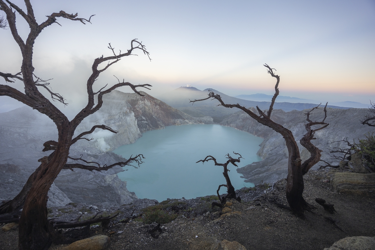 El lago del cráter Kawah Ijen es el lago altamente ácido más grande del mundo. - Olga Briasco El lago del cráter Kawah Ijen es el lago altamente ácido más grande del mundo.