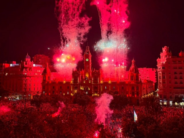 30.000 personas celebran el Mundial de España en la plaza del Ayuntamiento de València