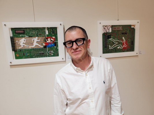 Fabián Díaz o la denuncia de la basura tecnológica con obras de arte clásicas y personajes de Disney
