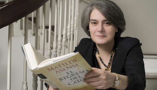 Matilde Asensi vuelve al catón al abrigo de las redes sociales