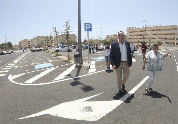 Toni Pérez inaugura los accesos a los centros escolares de Santa Pola y visita la rehabilitación de Villa Adelaida
