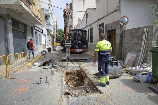 Arranca la reconstrucción del alcantarillado y la red de aguas de Paiporta en la calle Lluís Vives