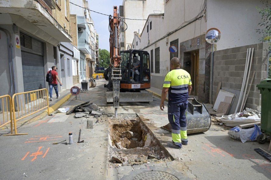 Arranca la reconstrucción del alcantarillado y la red de aguas de Paiporta en la calle Lluís Vives