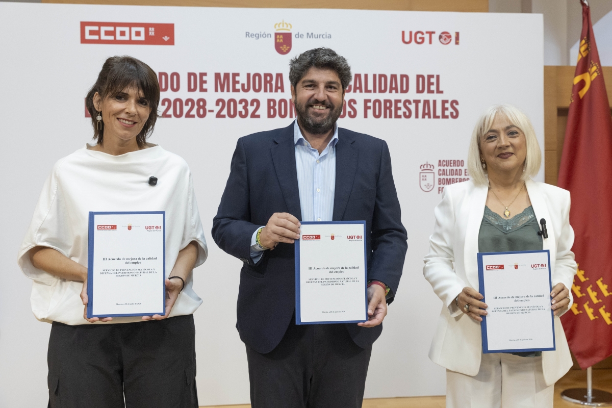 Teresa Fuentes, Fernando López Miras y Paqui Sánchez. - Foto: EFE / MARCIA GUILLÉN Teresa Fuentes, Fernando López Miras y Paqui Sánchez.