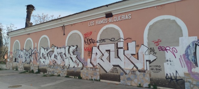 La emblemática estación de Los Ramos-Alquerías entra en la Lista Roja del Patrimonio: un símbolo abandonado, con grafitis y abundante vegetación