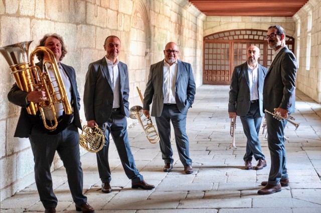 Los valencianos Spanish Brass tras tocar el himno en la final: 