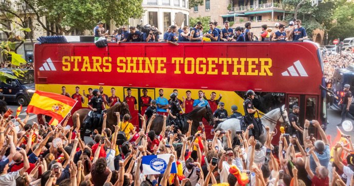 Autobús de la selección en la rúa por Madrid - Autobús de la selección en la rúa por Madrid