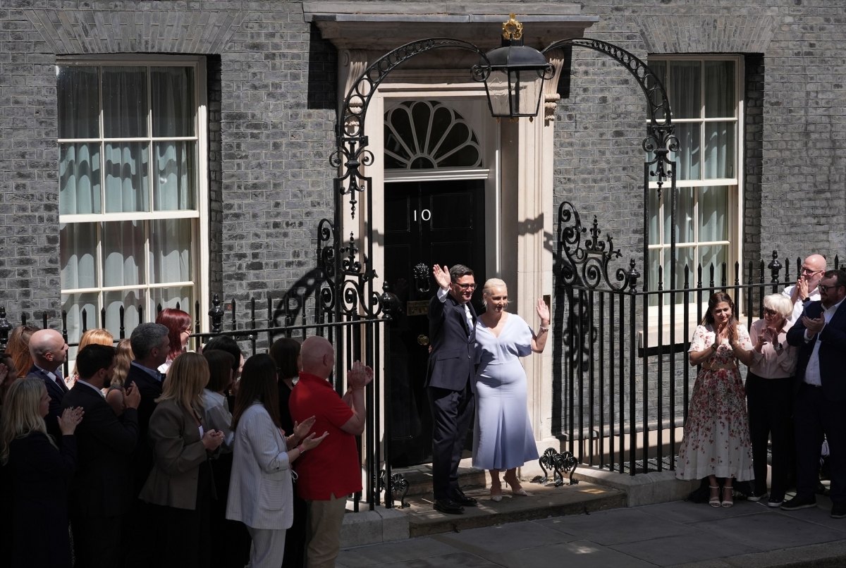 Andy Burnham, con su esposa, a su llegada a Downing Street este lunes. - Foto: GARETH FULLER / PA WIRE / DPA Andy Burnham, con su esposa, a su llegada a Downing Street este lunes.