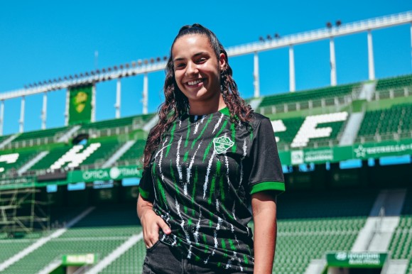 La joven defensa murciana Olimpia López, de 18 años, vuelve al Alhama desde Elche