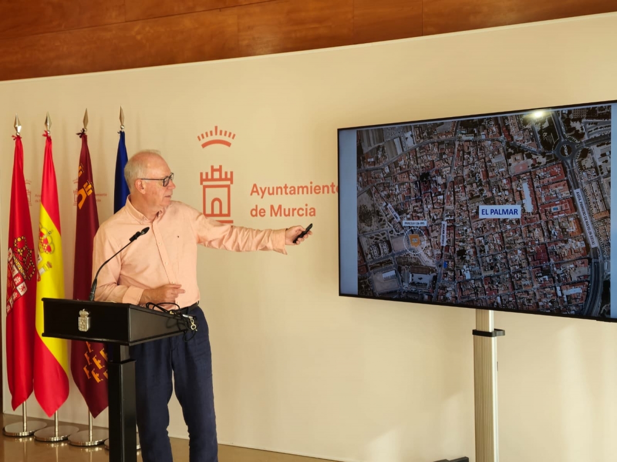 Antonio Navarro presenta la construcción de viviendas protegidas - Foto: AYTO. MURCIA Antonio Navarro presenta la construcción de viviendas protegidas