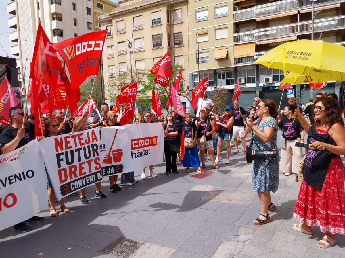 CCOO Hàbitat moviliza al personal del sector de la limpieza en Alicante para exigir un convenio digno - Foto: PLAZA CCOO Hàbitat moviliza al personal del sector de la limpieza en Alicante para exigir un convenio digno