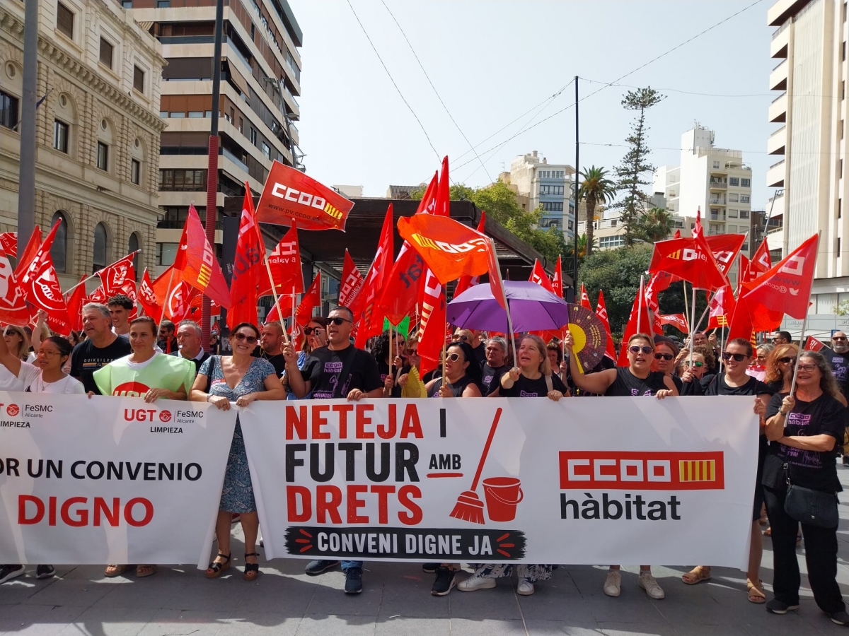 CCOO Hàbitat moviliza al personal del sector de la limpieza en Alicante para exigir un convenio digno - Foto: PLAZA CCOO Hàbitat moviliza al personal del sector de la limpieza en Alicante para exigir un convenio digno