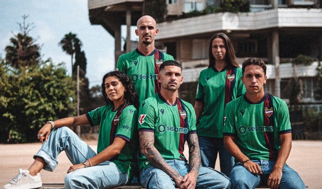 El Levante presenta su tercera equipación y recupera el verde de finales de los 70