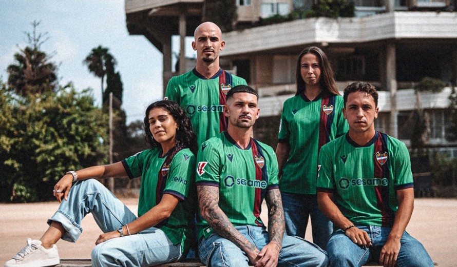 El Levante presenta su tercera equipación y recupera el verde de finales de los 70