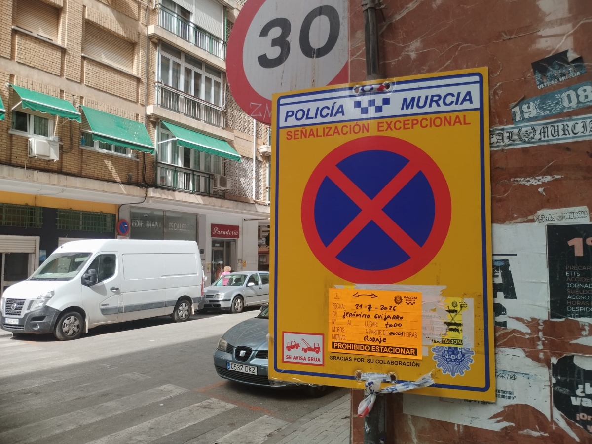 Señal para cortar una calle en Murcia para rodar