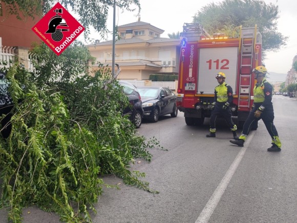 Los efectos de la ola de calor: incendio en la Sierra de Migdia, en La Vall de Laguar y 41,8º en Beneixama