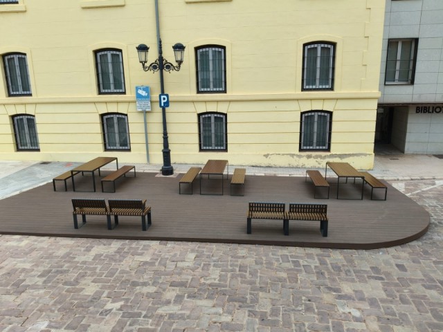 El Ayuntamiento de Sueca instala una nueva zona de descanso y esparcimiento en la plaza dels Molins