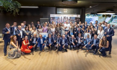 CaixaBank expone en su oficina ‘all in one’ València las Copas de la Liga Endesa femenina y masculina conquistadas por los dos equipos del Valencia Basket