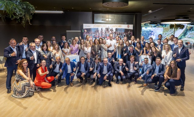 CaixaBank expone en su oficina ‘all in one’ València las Copas de la Liga Endesa femenina y masculina conquistadas por los dos equipos del Valencia Basket