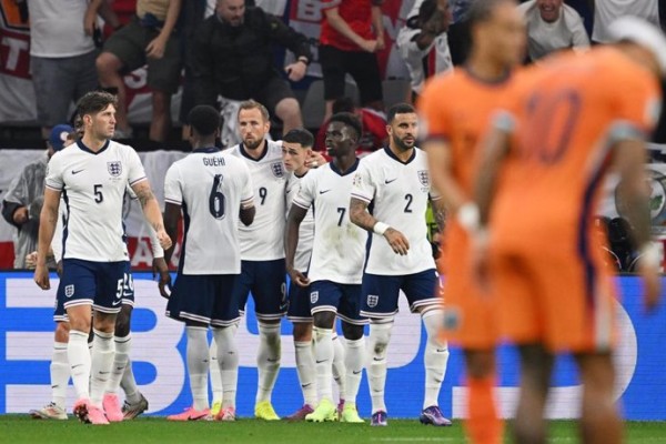 Inglaterra apura al último minuto para citarse con España

