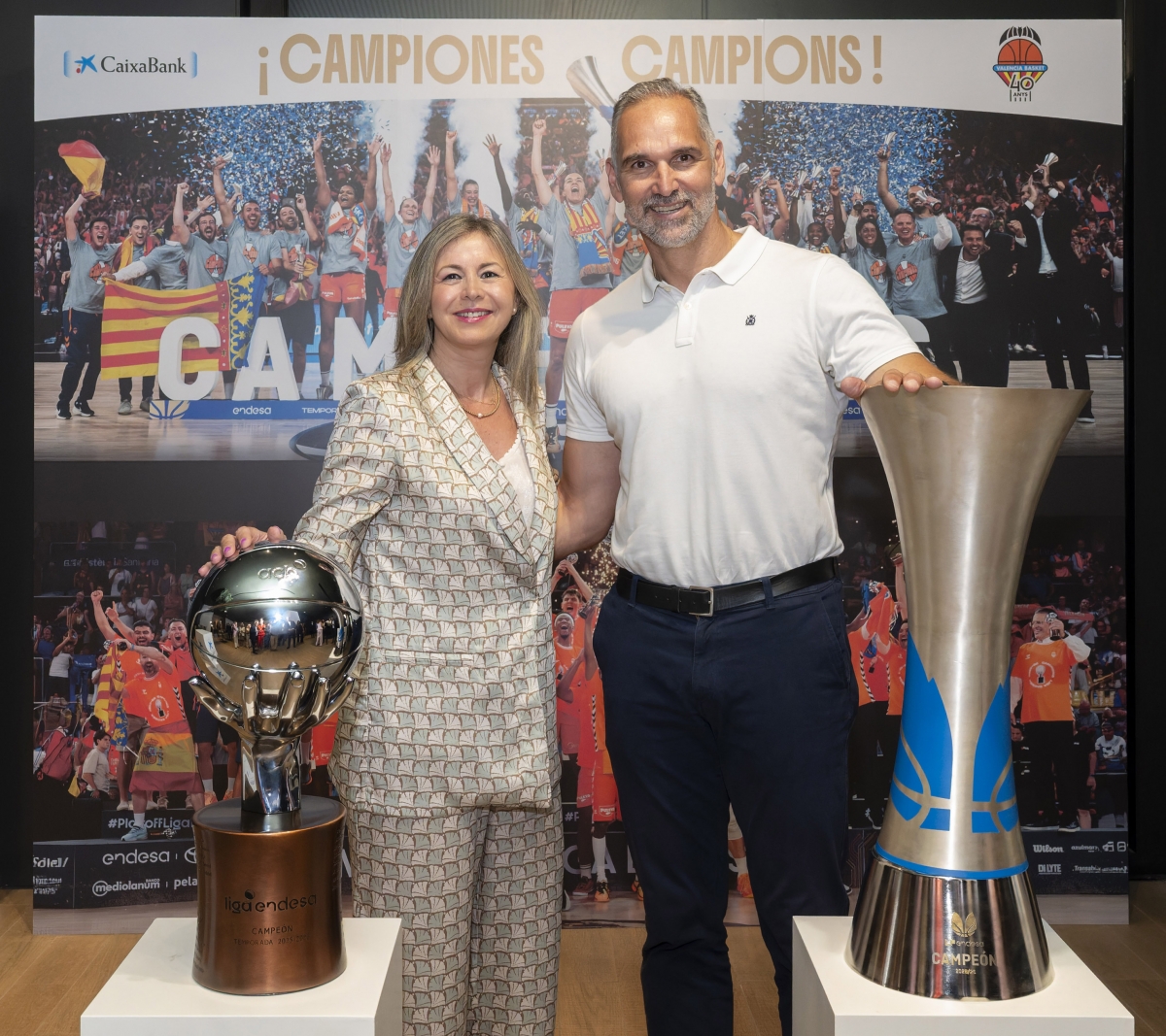 Olga García y Víctor Luengo en la exposición de CaixaBank de las Copas de la Liga Endesa del Valencia Basket. - Foto: CAIXABANK Olga García y Víctor Luengo en la exposición de CaixaBank de las Copas de la Liga Endesa del Valencia Basket.
