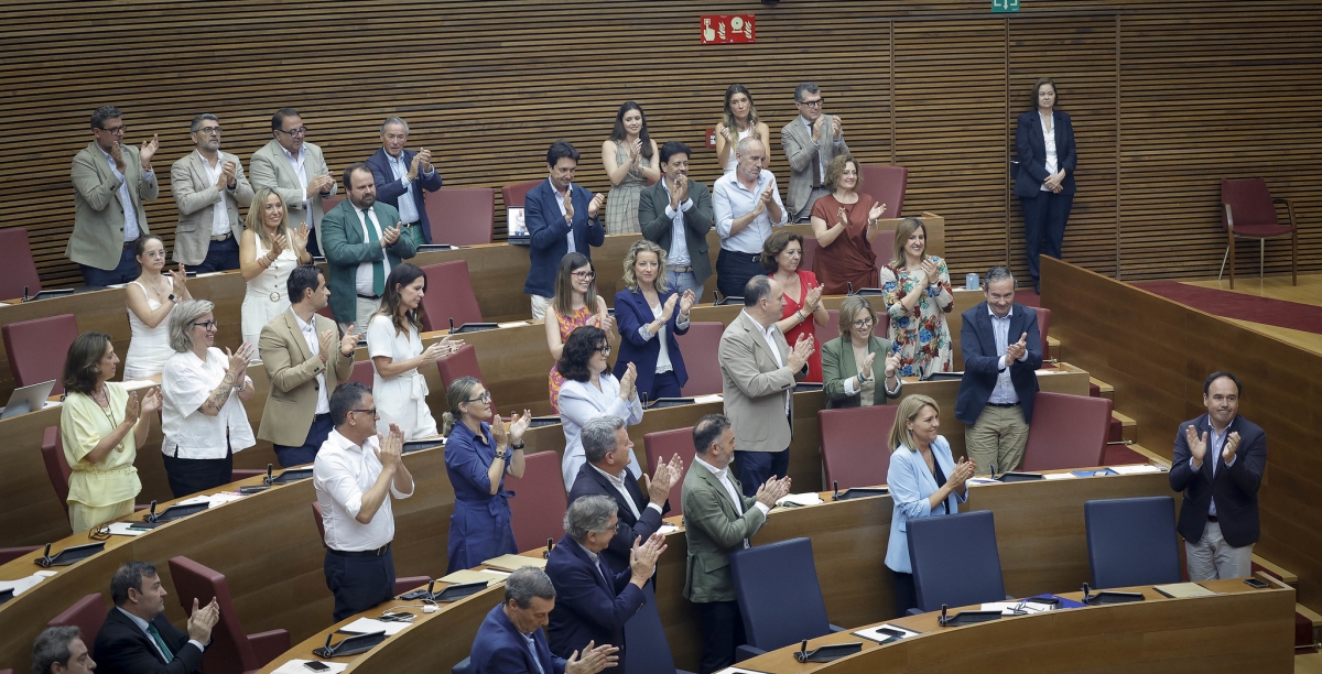 La bancada popular aplaude a Pérez Llorca tras la aprobación de los presupuestos autonómicos.